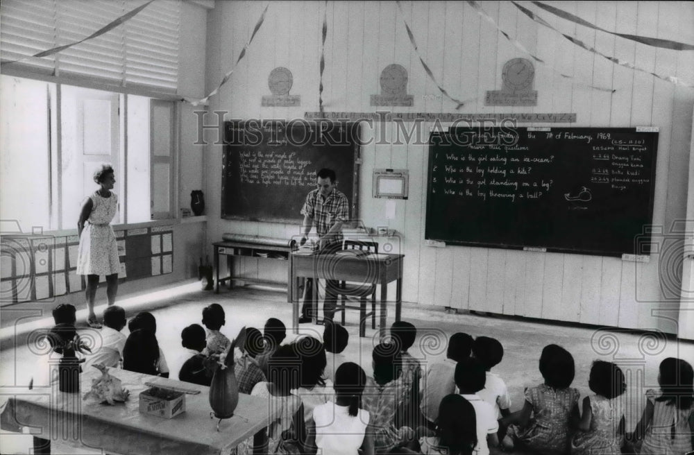 1971 Press Photo Peace Corps volunteer Madeline Stabile teaches English language-Historic Images