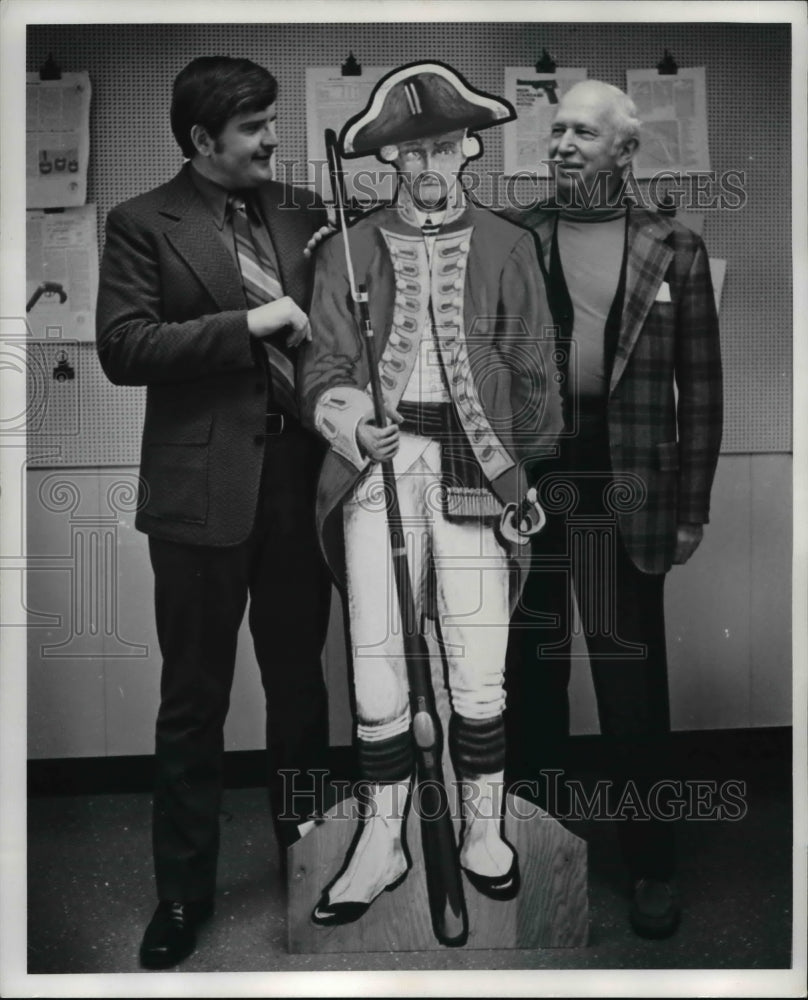 1975 Press Photo Richard Corrigan and Ashley Halsey, Jr. - Historic Images