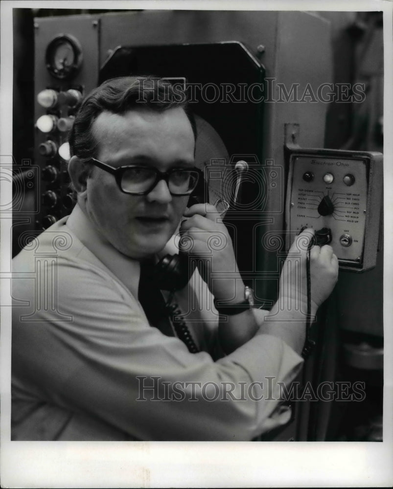 1973 Press Photo Ken Ricks Goodyear Curing Press Supervisor-Historic Images