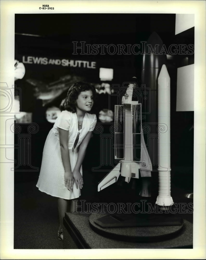 1983 Press Photo Nicole Ellis at NASA Lewis Research Center in Cleveland - Historic Images