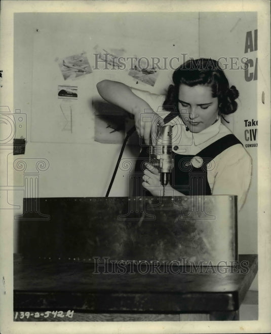 1942 Press Photo Margaret Skinner at the Goodyear Aircraft Corporation - Historic Images