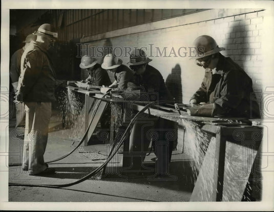 1942 Women at Man sized Jobs in Tood Erie Basin Dry Dock in N.Y. - Historic Images