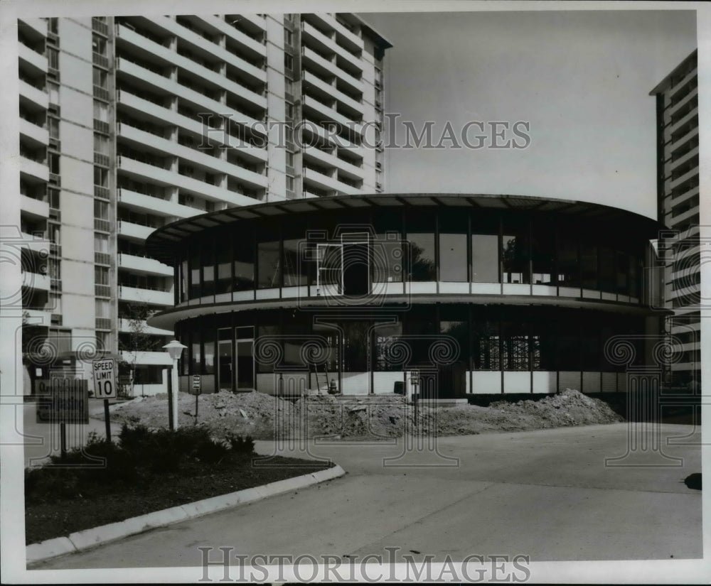 1968 Press Photo The Americana Apartments construction of Indoor pool - Historic Images