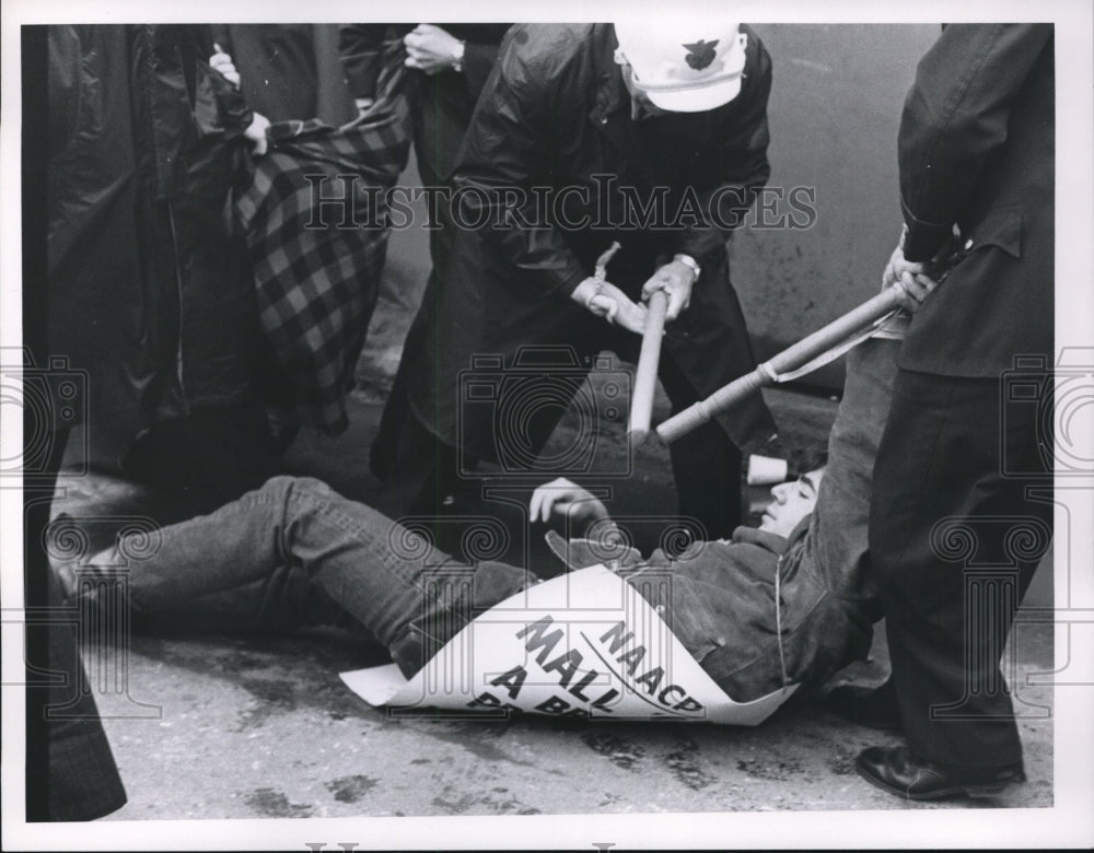 1965 Press Photo Picketing at New Federal Building dragges at the Streets.-Historic Images