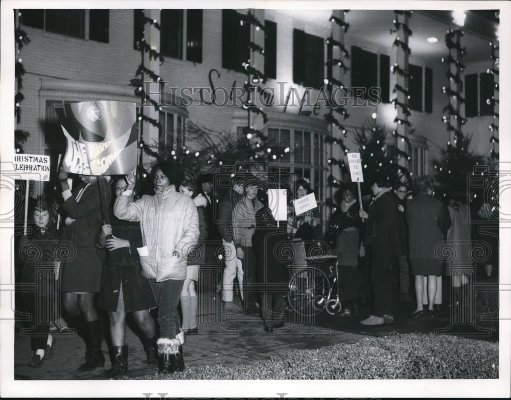 1968 Press Photo Holiday Protest - Historic Images