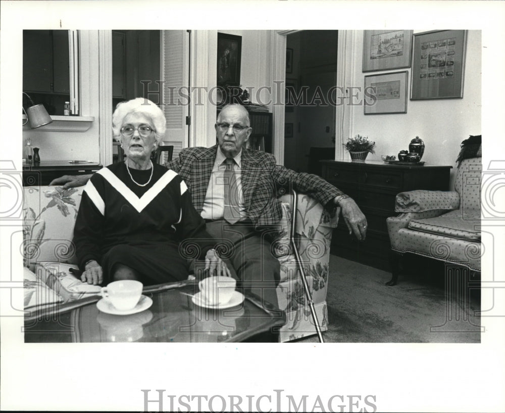 1987 Press Photo Elphera and David DeLong in Judson Manor Apartment - cva69492-Historic Images