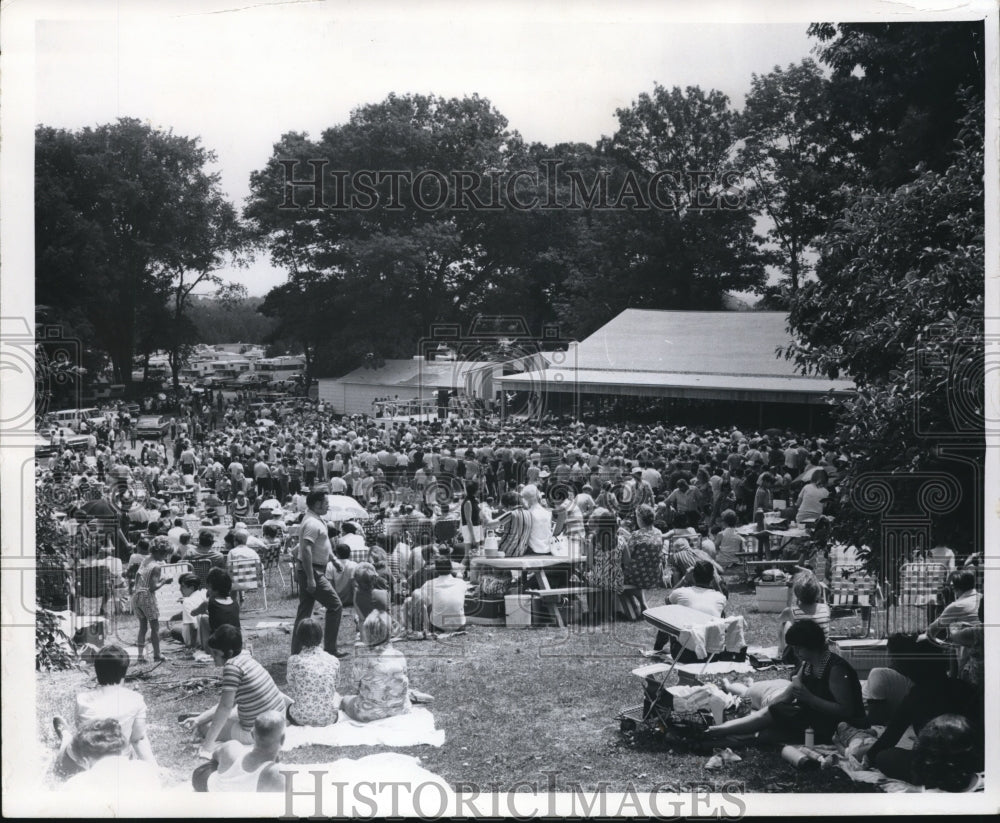 1971, Country-western music fans to Pondersoa Park for performers - Historic Images