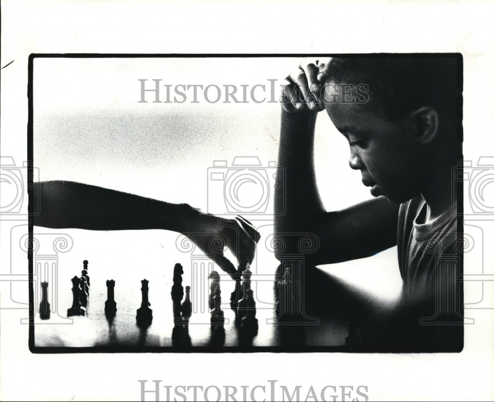 1984 Press Photo Eddie Astonskns plays chess at the Hallonran Parks. - Historic Images