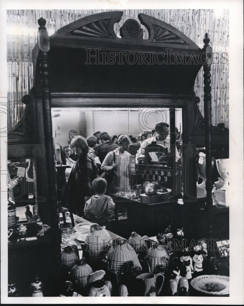 1975 Press Photo The shoppers at the garage sale, second world&#39;s greatest sale - Historic Images