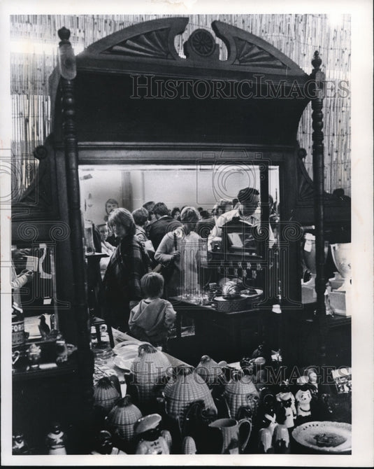1975 Press Photo The shoppers at the garage sale, second world's greatest sale - Historic Images