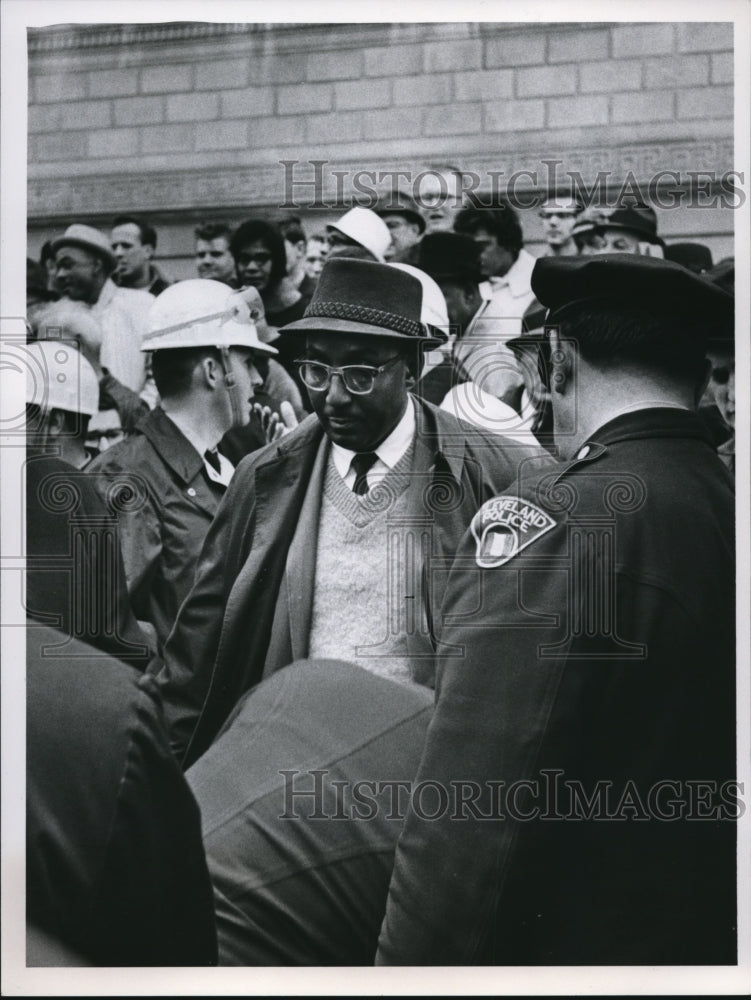 1965 Press Photo Harold Williams Frisked by the Police at Federal Building - Historic Images