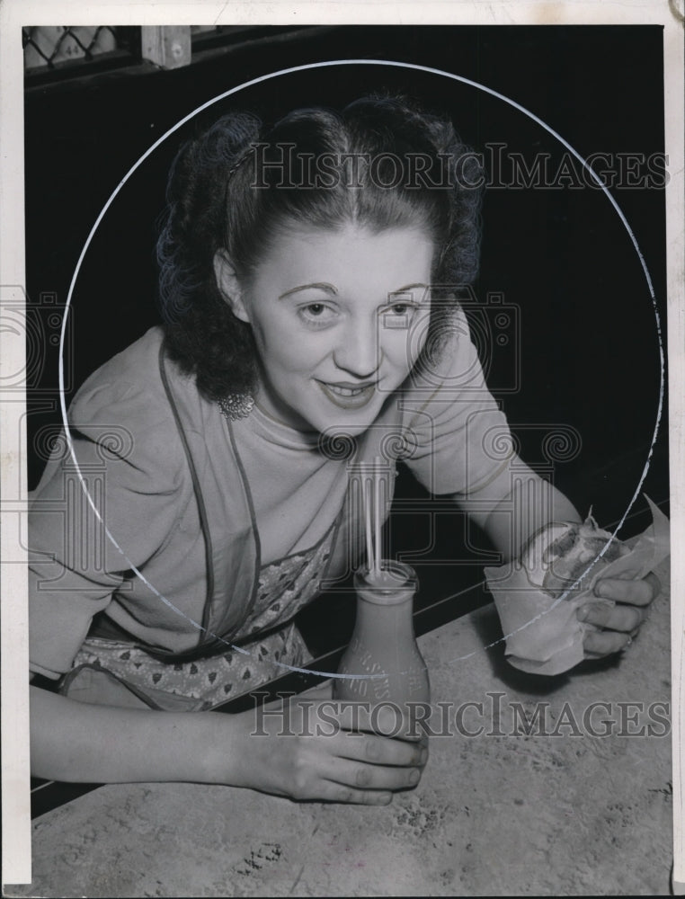 1941 Press Photo Eleanor Alex worked at the Northern Ohio Food Terminal - Historic Images