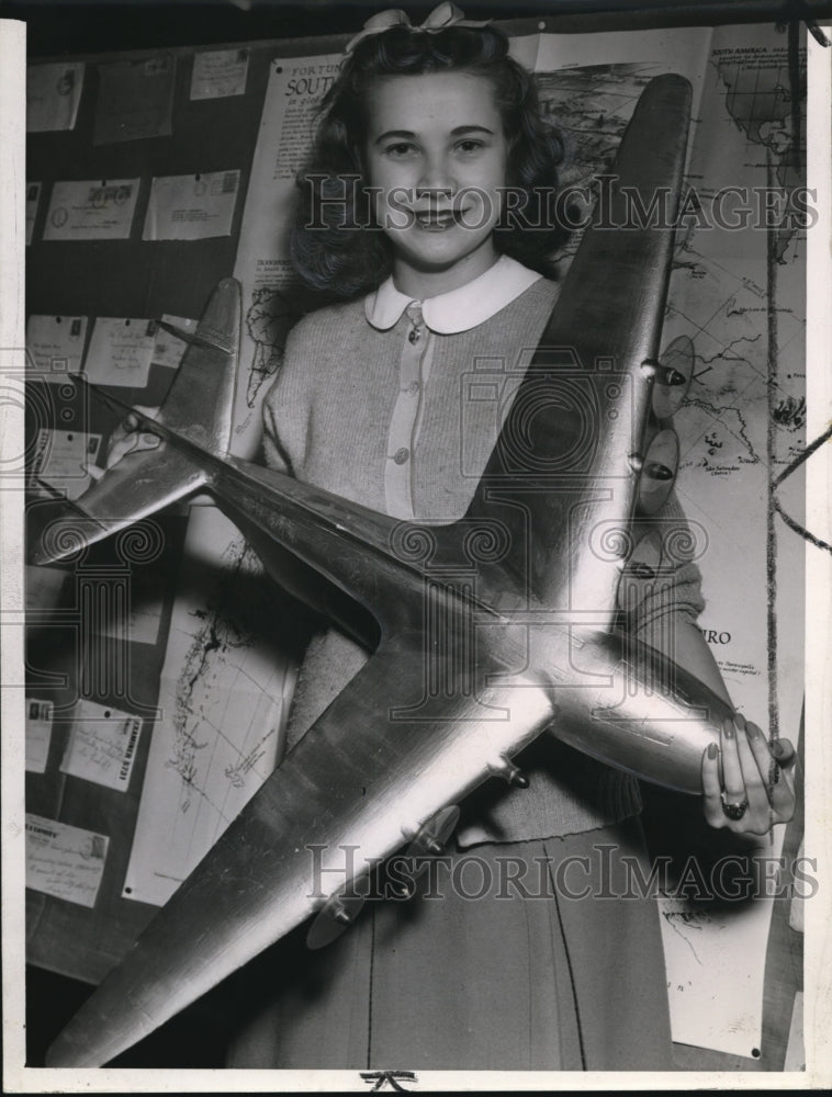 1941 Press Photo Dorothea Cacner, girl with plane, Oberlin Pan American College - Historic Images