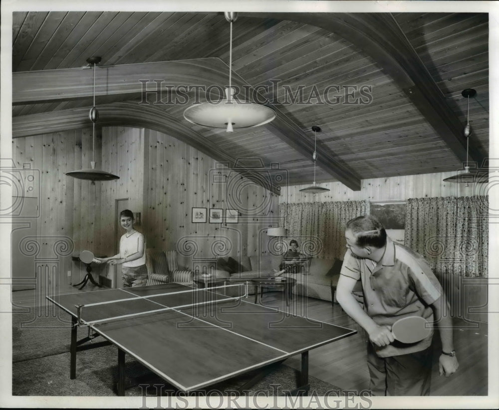 1960 Press Photo Arched laminated beams while playing ping pong - Historic Images