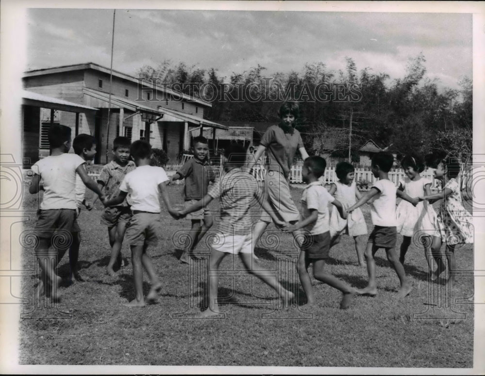 1962 Press Photo Peace Corps Ann Snuggs with San Enrique school children- Historic Images