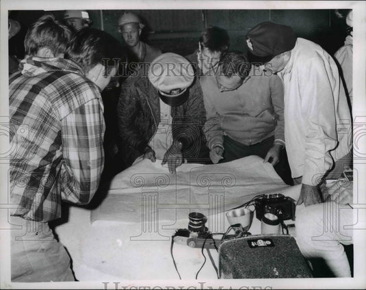 1967, Map reading parachute disaster - Historic Images
