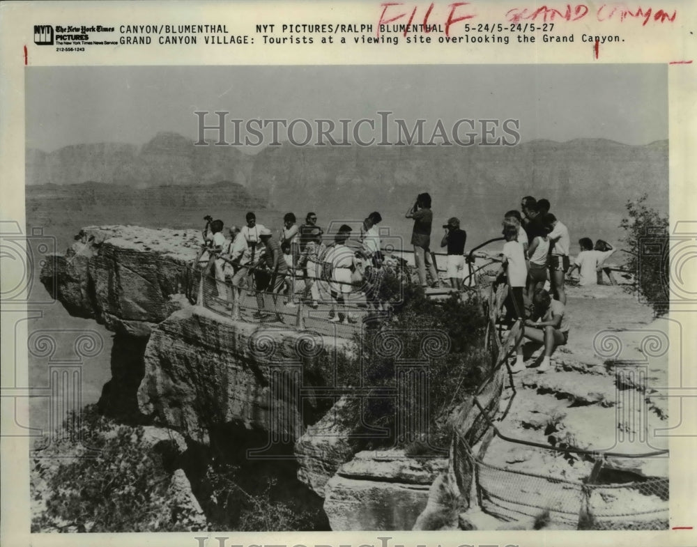 1990 Press Photo The tourists at the viewing site overlooking the Grand Canyon - Historic Images