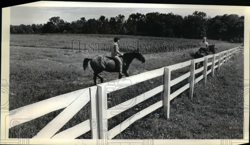 1986 Press Photo Indy Peckham &amp; Kathy Kolesar return to the farm after horseback - Historic Images