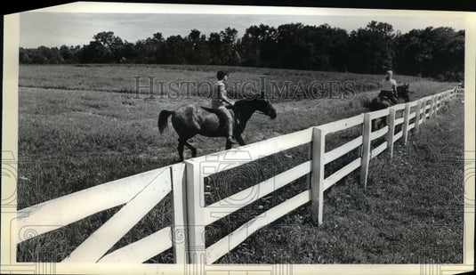 1986 Press Photo Indy Peckham & Kathy Kolesar return to the farm after horseback - Historic Images
