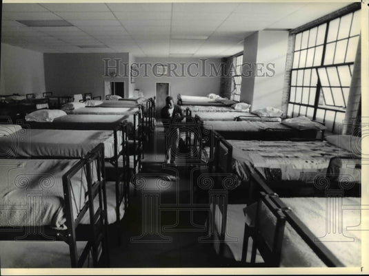 1989 Press Photo A man cleans the sleeping area of Colorado's Denver - cva71982-Historic Images