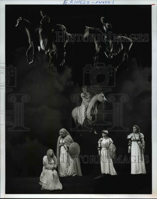 1995 Press Photo Nadine Secunde, Marilyn Zschau in Der Ring des Nibelungen-Historic Images