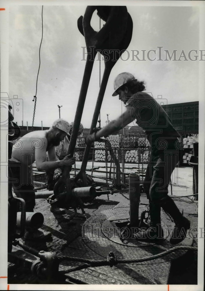 1977 Press Photo The Goodyear Tire and Rubber Compnay's drilling crews - Historic Images