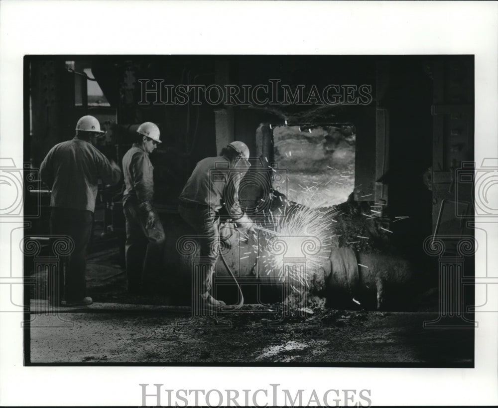 1987 Press Photo North Star Steel worker on spot repairs - Historic Images