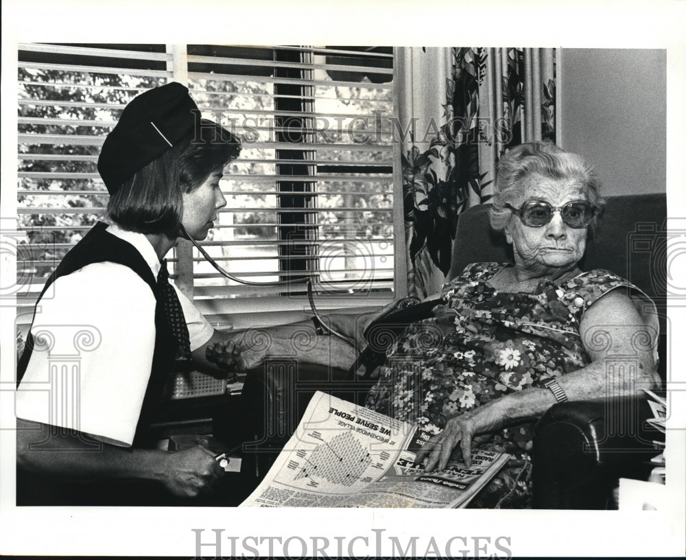 1987 Press Photo Barbara Little of the Medicare checks  blood pressure of Jennie - Historic Images