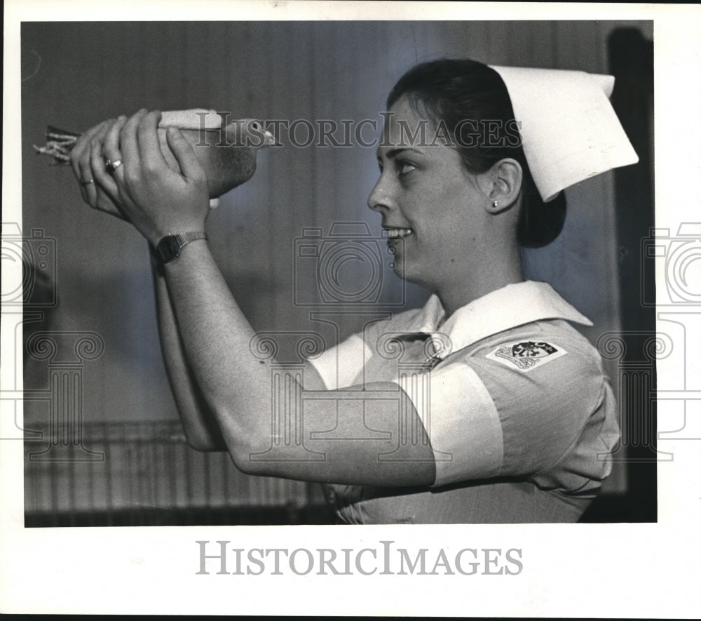 1981 Press Photo Ann Gill of St Vincent School of Nursing at Pigeon Auction - Historic Images