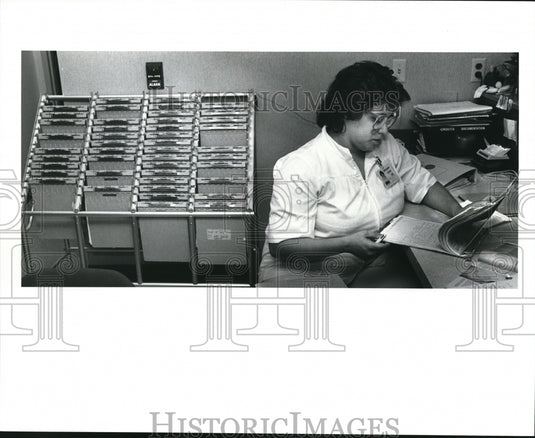 1989 Press Photo Margaret Carlin supervisor at Park Place nursing home Bedford - Historic Images