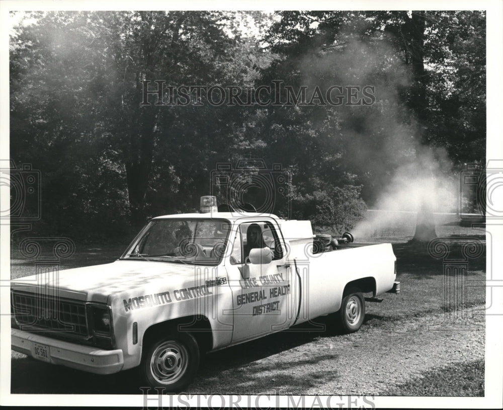 1981 Press Photo Lake County Health Department during mosquito spraying - Historic Images