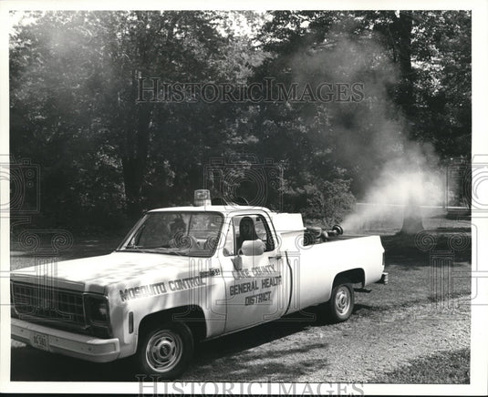 1981 Press Photo Lake County Health Department during mosquito spraying - Historic Images