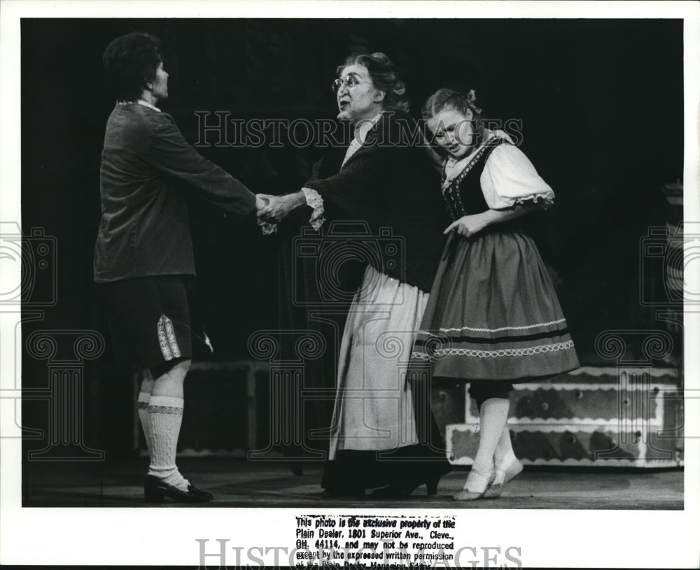 1988 Press Photo Kathleen Hagierski Jerold Siena &amp; Tracy Dahl in Hansel &amp; Gretel - Historic Images