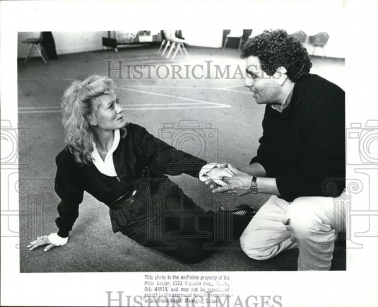 1988 Press Photo Elizabeth Holleqe & Don Bernardi in rehearsal of La Boheme - Historic Images