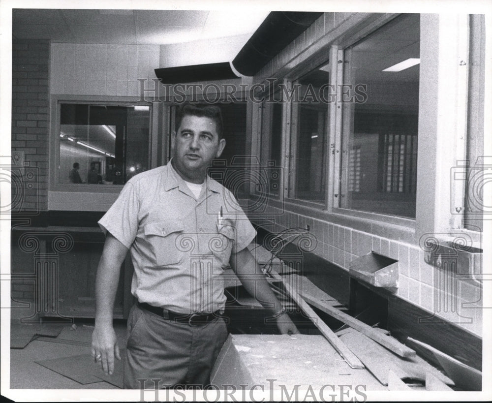 1971, Norman McGuines at control center in Southern Ohio Penitentiar - Historic Images