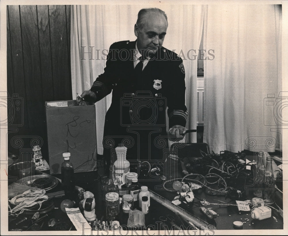 1972 Press Photo Deputy inspector, Albert Landreth with the confiscated things-Historic Images