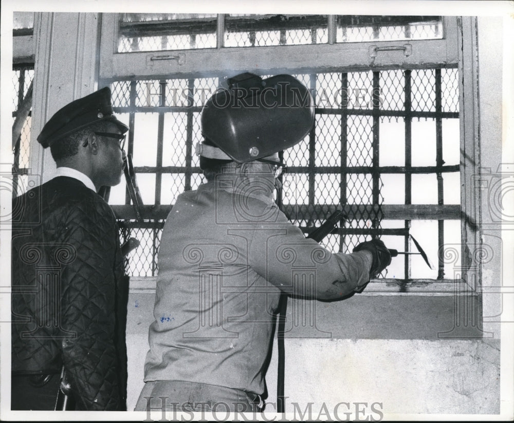 1972 Press Photo The window where the Workhouse prisoners escaped - cva72358-Historic Images