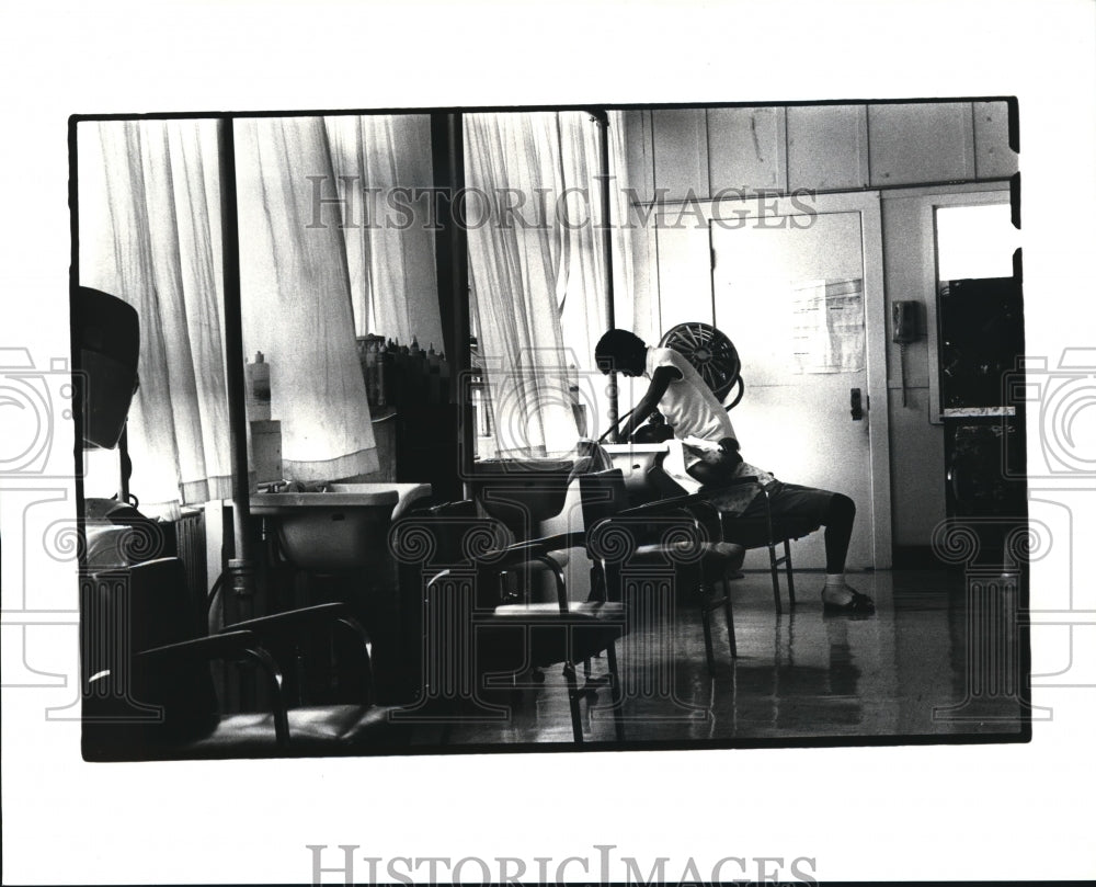 1983 Press Photo Hair dressing classes at Marysville's Women Pen - Historic Images