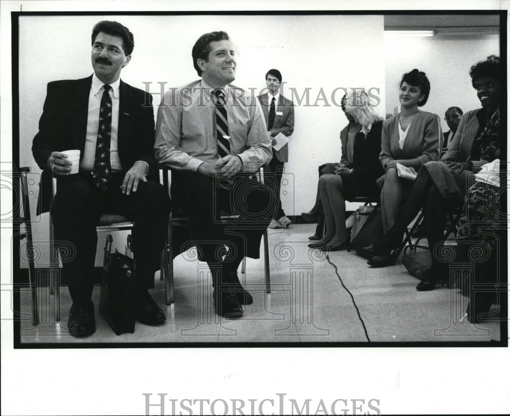 1989 Press Photo Two Men are Waiting to Address the Audience at Cleveland - Historic Images