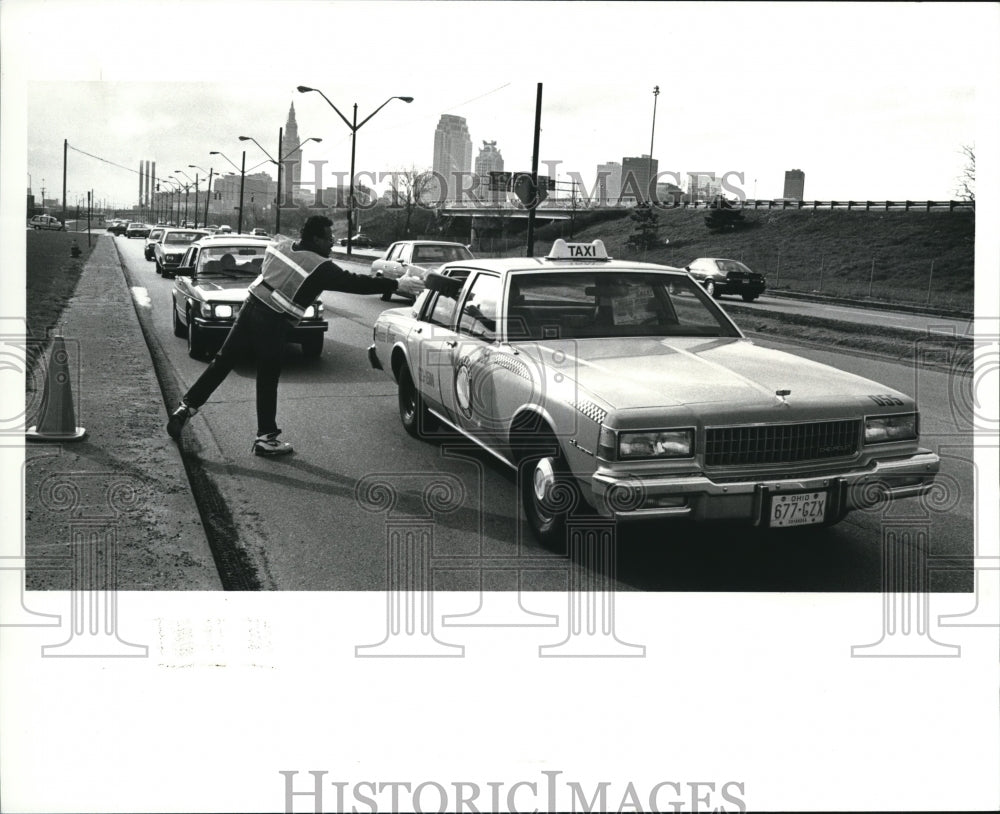 1988 Press Photo Mail Handler Antone Santiago of the Orange Ave, Post Office - Historic Images