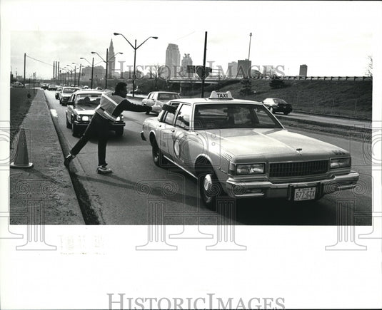 1988 Press Photo Mail Handler Antone Santiago of the Orange Ave, Post Office - Historic Images