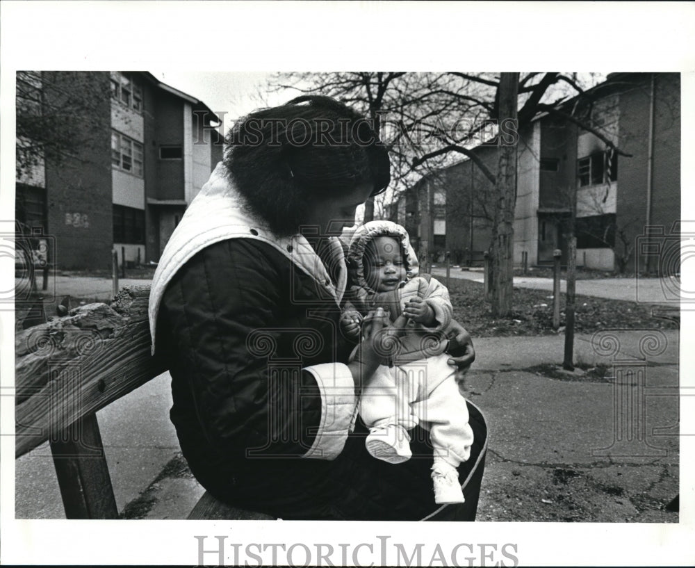 1986 Press Photo Anita Buffington with her baby. Larry Jr outside Garden Alley - Historic Images