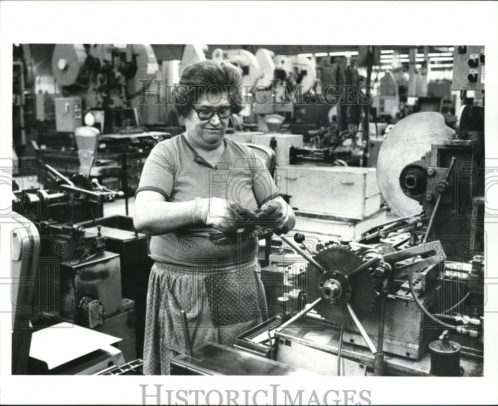 1987 Press Photo Osborn Mfg Company, Anna Doncevic makes steel wire brushes - Historic Images