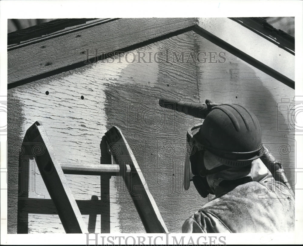 1987 Press Photo Member of Steve Eva Crew of Blaststripping Inc removes paint - Historic Images