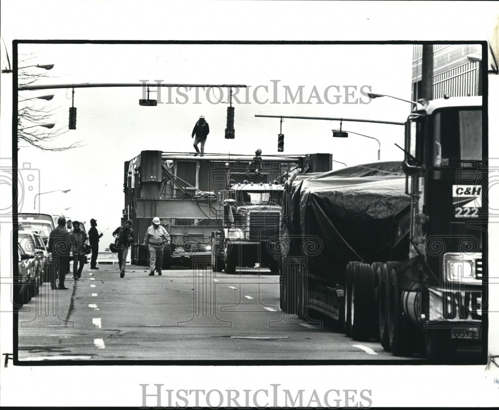 1985 Press Photo Heavy weight press bound for Mansfield, coming up E 9th St - Historic Images