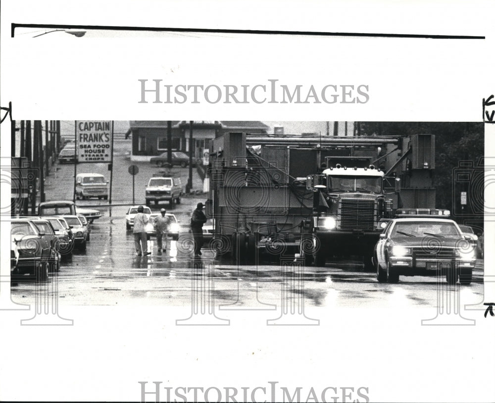 1985 Press Photo Second load of General Motors pressed travels up E 9th street - Historic Images