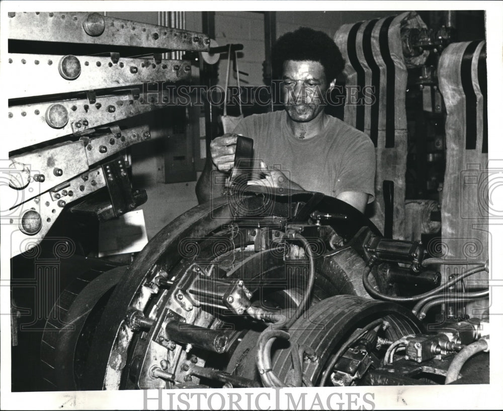 1982 Press Photo George Cogburn of General Tire & Rubber Co., Akron - Historic Images