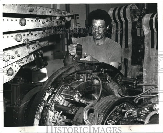 1982 Press Photo George Cogburn of General Tire & Rubber Co., Akron - Historic Images