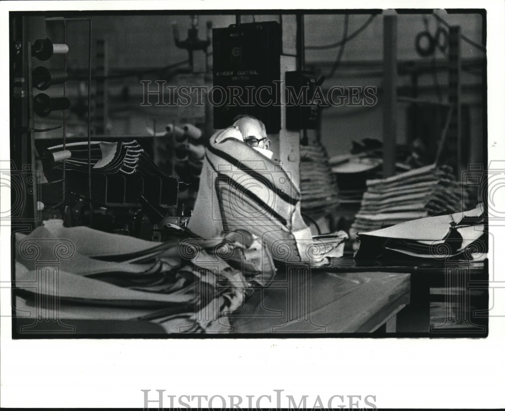 1982 Press Photo Ralph Hoover who has worked at the Fisher body plant for 27 yrs - Historic Images