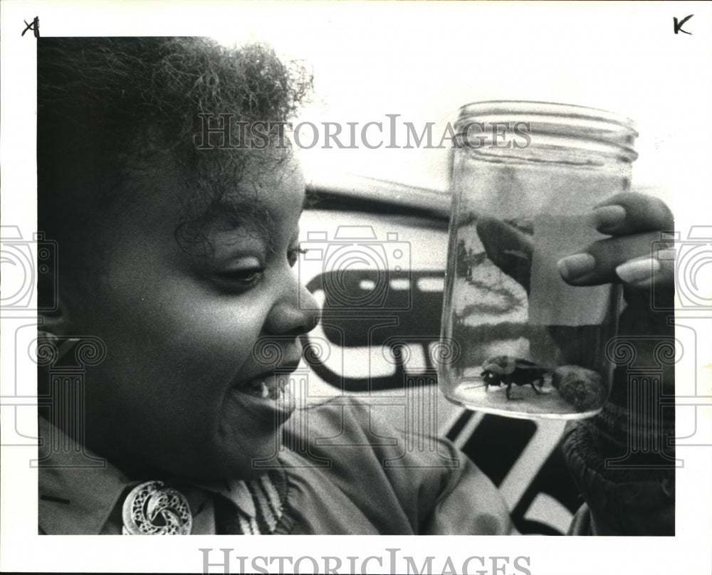 1986 Press Photo Jeronica Bell winner of biggest cockroach contest - Historic Images